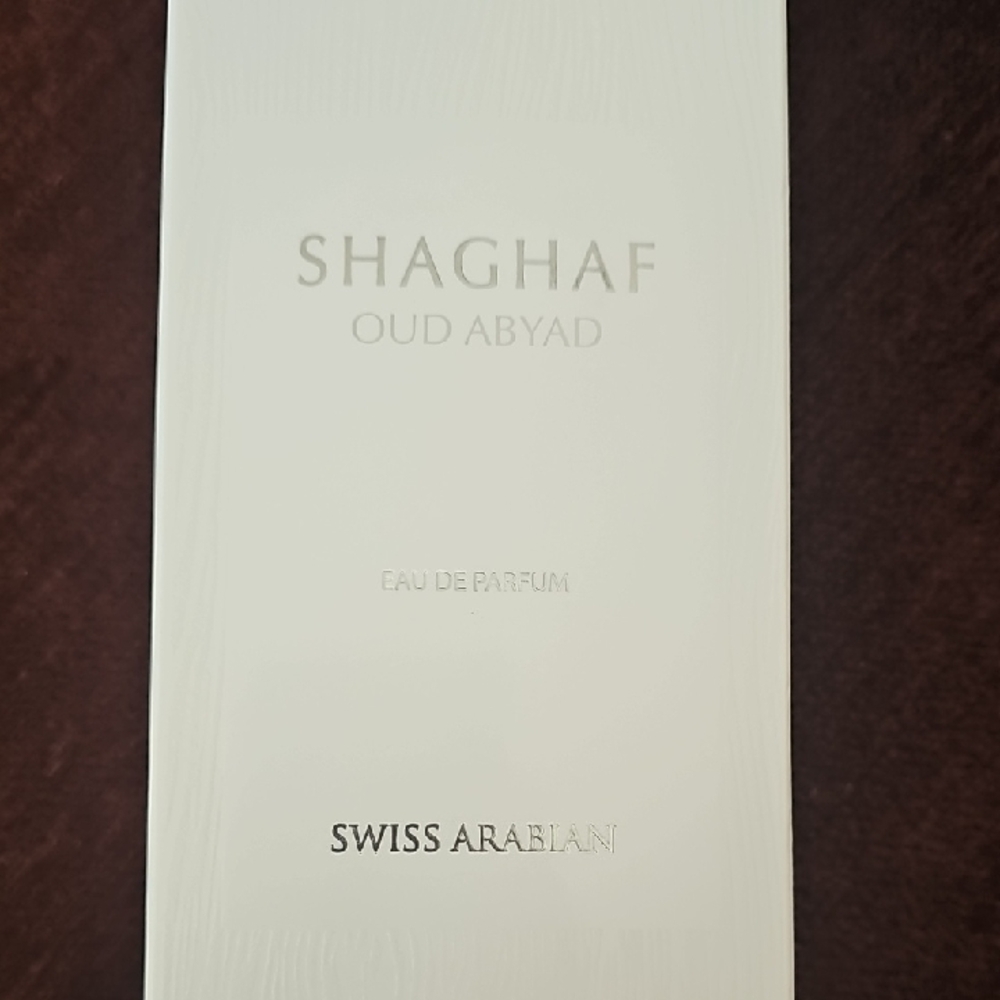 Shaghaf Oud smells like a rich, sweet, and woody oriental fragrance.